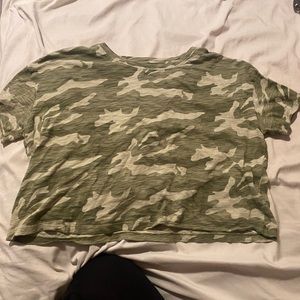 Women’s camo cropped tee